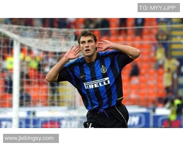 前锋球衣上的足球明星背后的故事与传奇人生揭秘